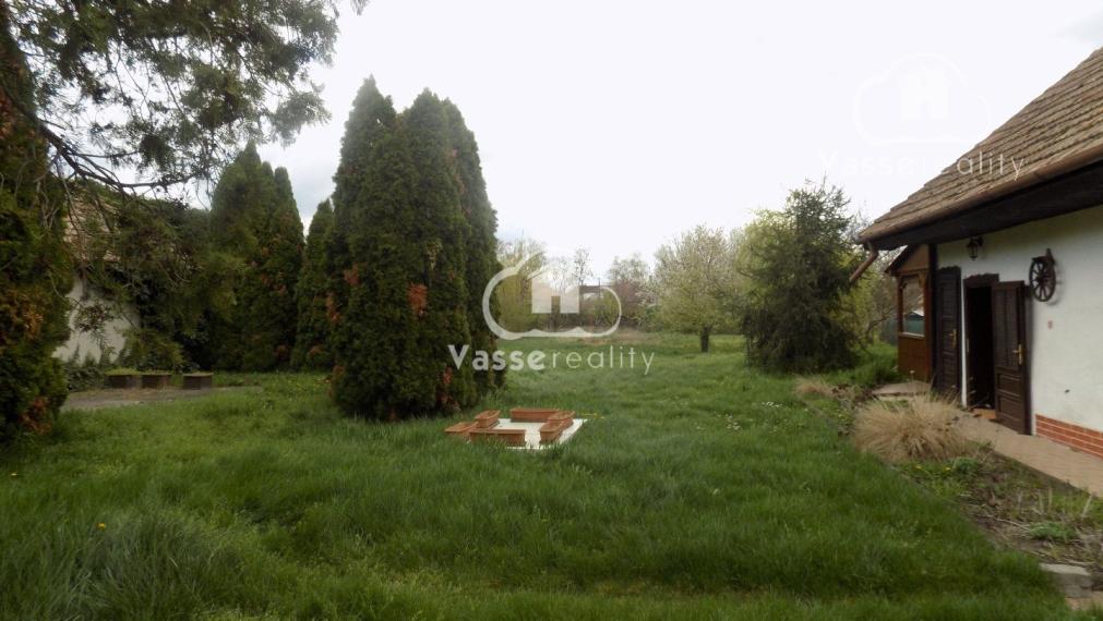 Pozemok 1715 m2 na stavbu domu v obci Tvrdošovce  so starším domom na predaj .