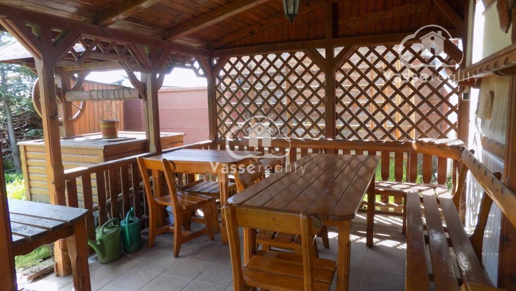 Pozemok 1715 m2 na stavbu domu v obci Tvrdošovce  so starším domom na predaj .