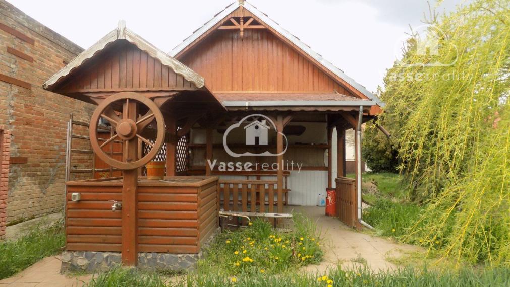 Pozemok 1715 m2 na stavbu domu v obci Tvrdošovce  so starším domom na predaj .