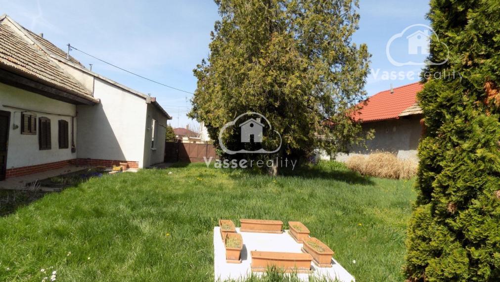 Pozemok 1715 m2 na stavbu domu v obci Tvrdošovce  so starším domom na predaj .