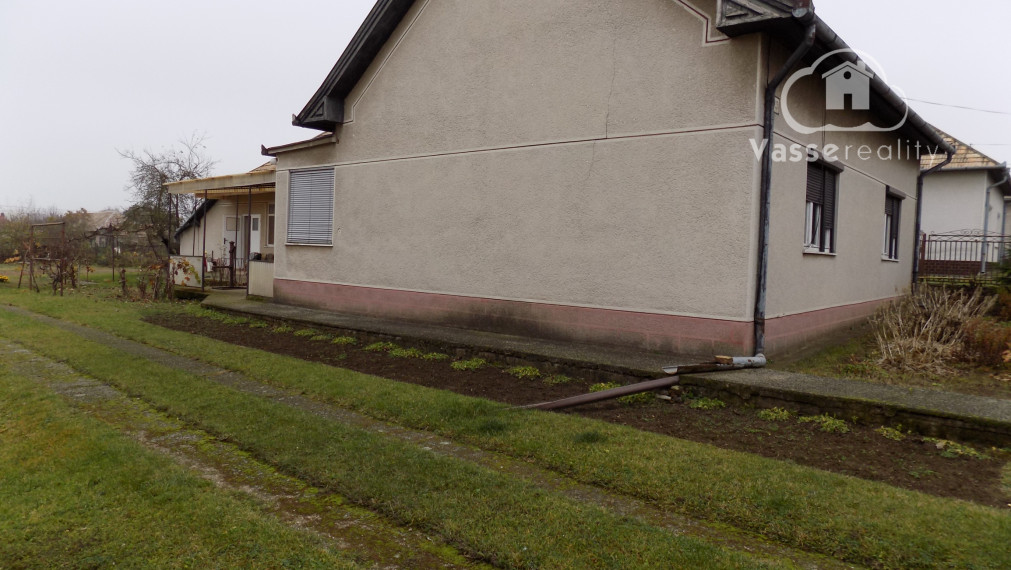 Na predaj chalupa v obci Kuraľany s garážou , pozemok  1536 m2  .