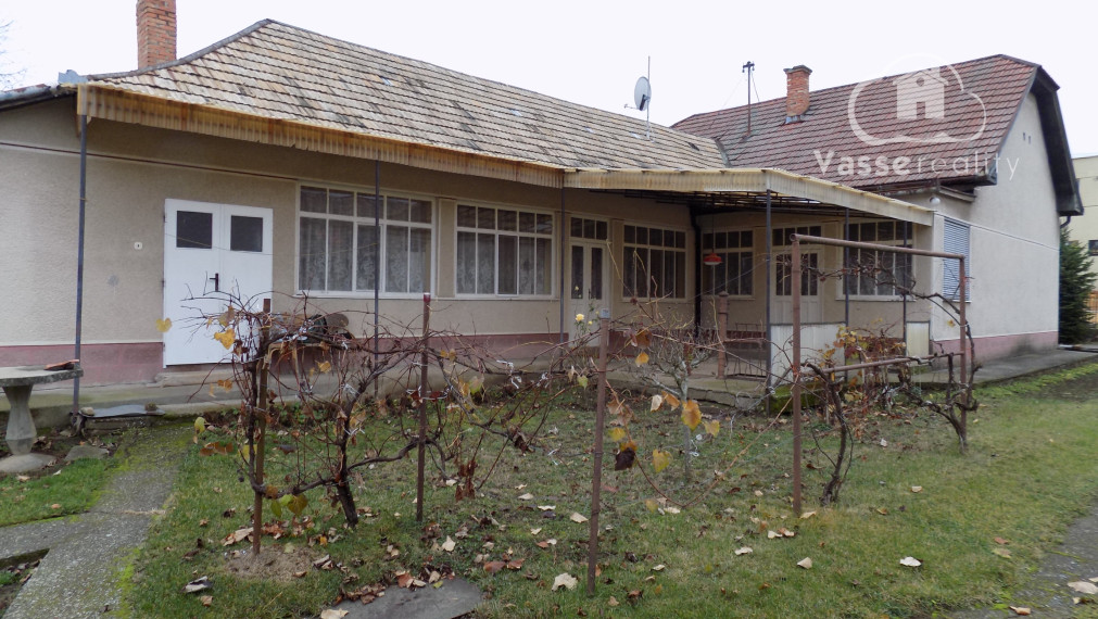 Na predaj chalupa v obci Kuraľany s garážou , pozemok  1536 m2  .