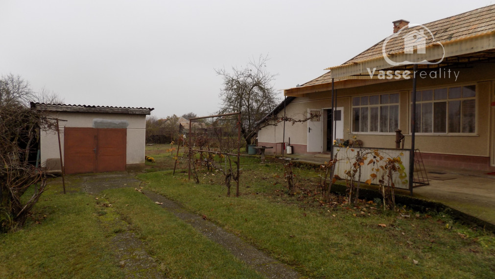 Na predaj chalupa v obci Kuraľany s garážou , pozemok  1536 m2  .