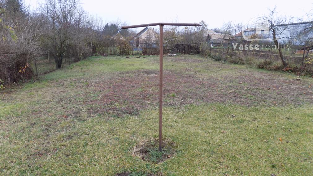 Na predaj chalupa v obci Kuraľany s garážou , pozemok  1536 m2  .