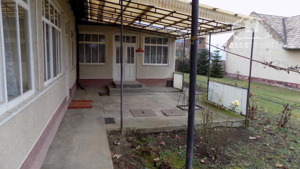 Na predaj chalupa v obci Kuraľany s garážou , pozemok  1536 m2  .