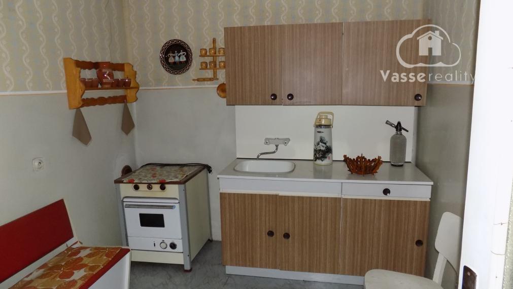 Na predaj chalupa v obci Kuraľany s garážou , pozemok  1536 m2  .