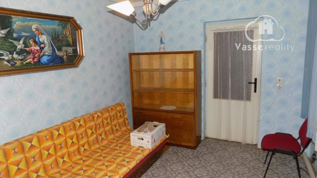 Na predaj chalupa v obci Kuraľany s garážou , pozemok  1536 m2  .