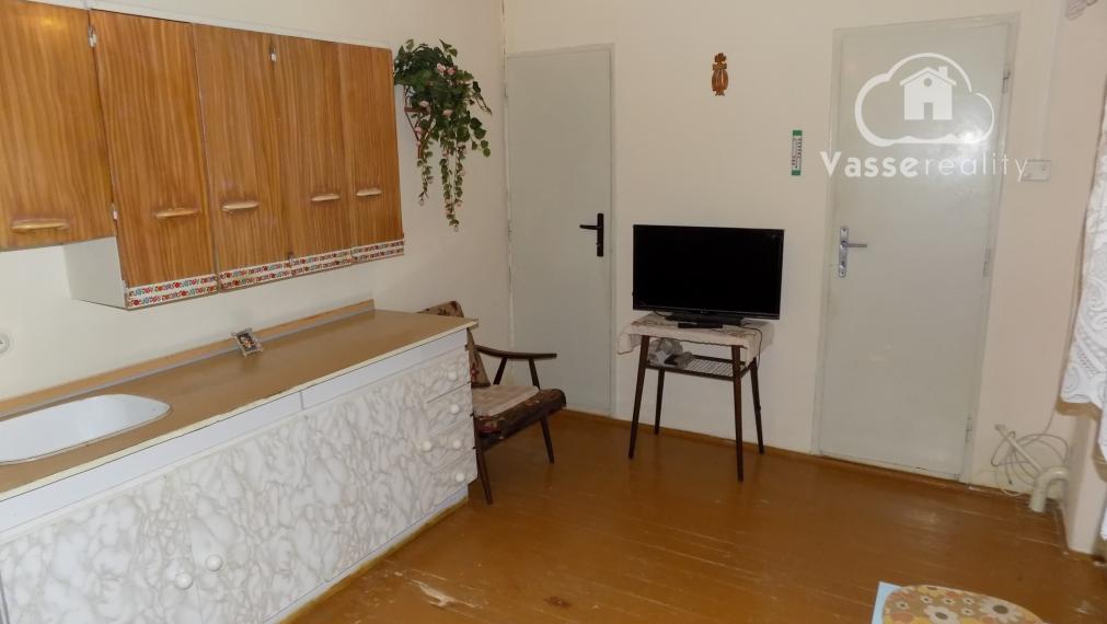 Na predaj chalupa v obci Kuraľany s garážou , pozemok  1536 m2  .