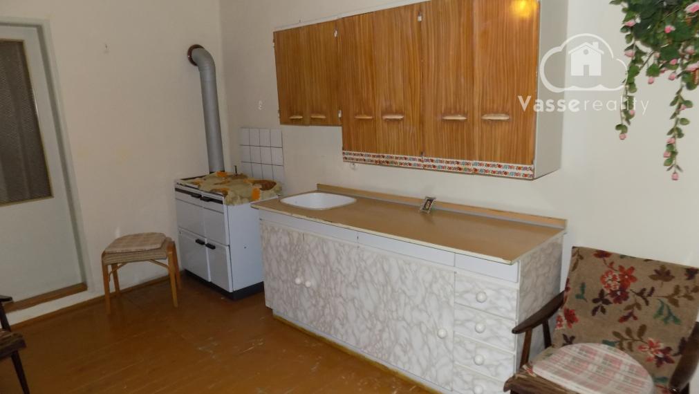 Na predaj chalupa v obci Kuraľany s garážou , pozemok  1536 m2  .