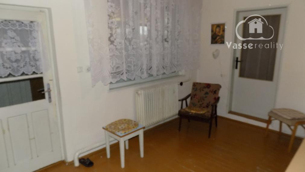 Na predaj chalupa v obci Kuraľany s garážou , pozemok  1536 m2  .