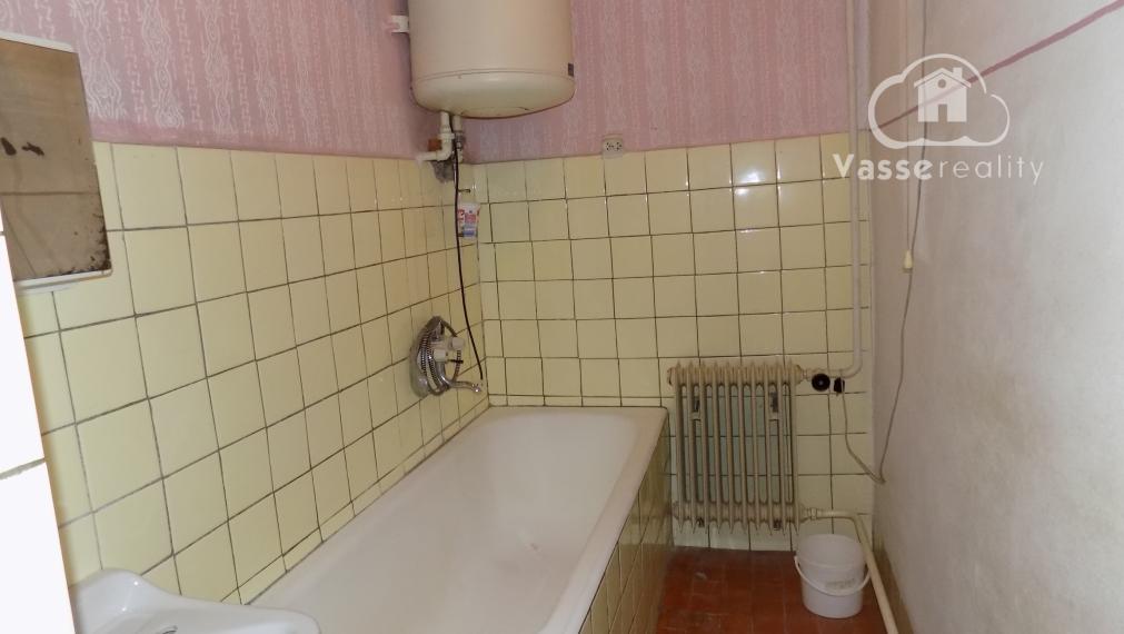 Na predaj chalupa v obci Kuraľany s garážou , pozemok  1536 m2  .