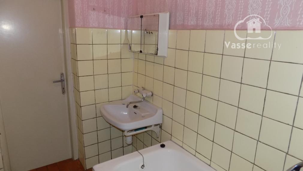 Na predaj chalupa v obci Kuraľany s garážou , pozemok  1536 m2  .