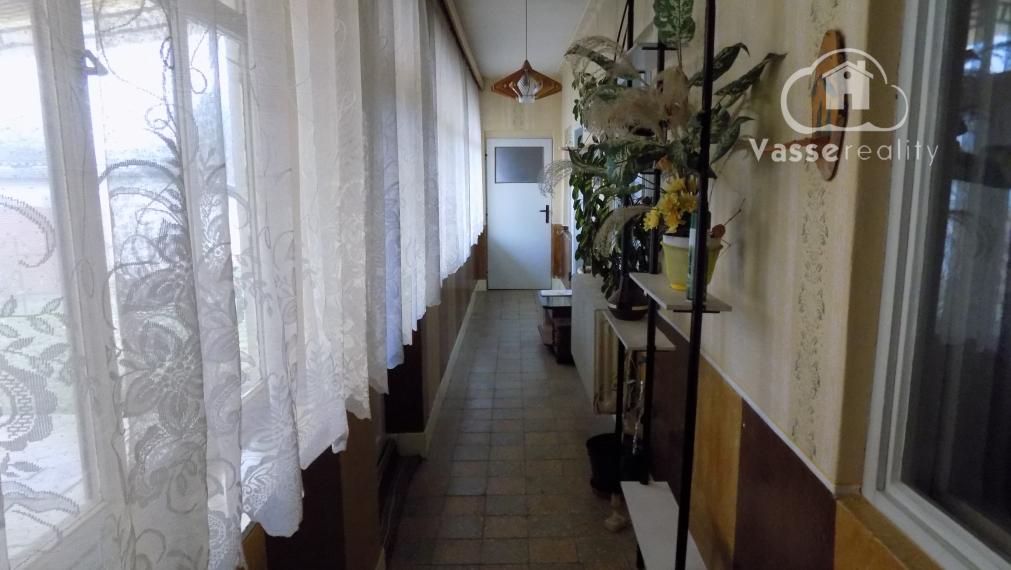 Na predaj chalupa v obci Kuraľany s garážou , pozemok  1536 m2  .