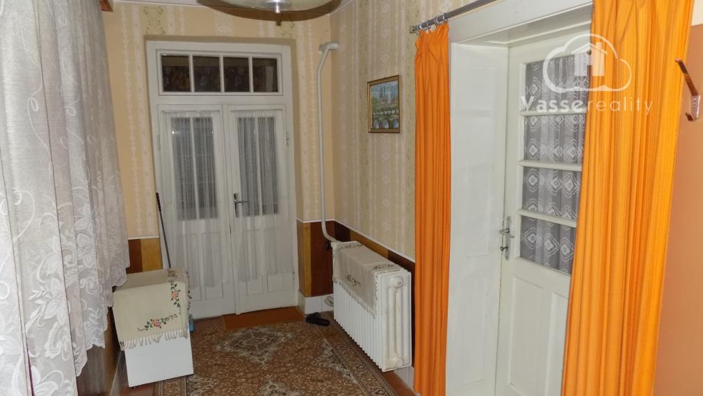 Na predaj chalupa v obci Kuraľany s garážou , pozemok  1536 m2  .