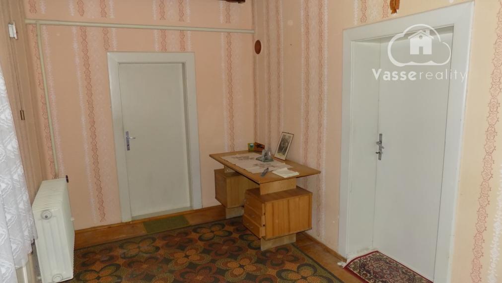 Na predaj chalupa v obci Kuraľany s garážou , pozemok  1536 m2  .