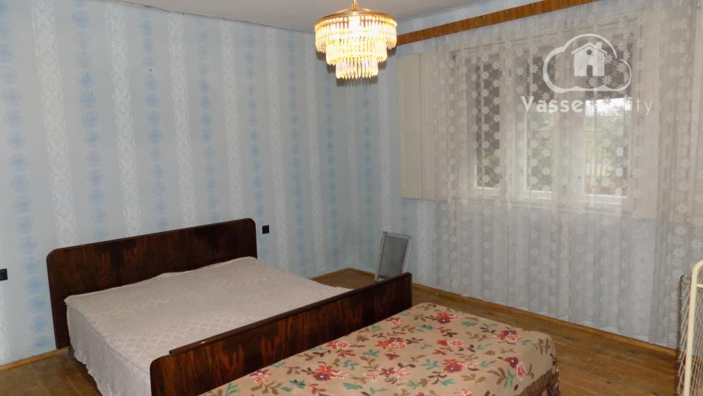 Na predaj chalupa v obci Kuraľany s garážou , pozemok  1536 m2  .