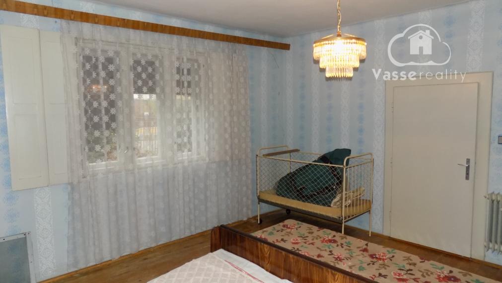 Na predaj chalupa v obci Kuraľany s garážou , pozemok  1536 m2  .