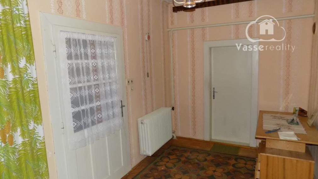 Na predaj chalupa v obci Kuraľany s garážou , pozemok  1536 m2  .