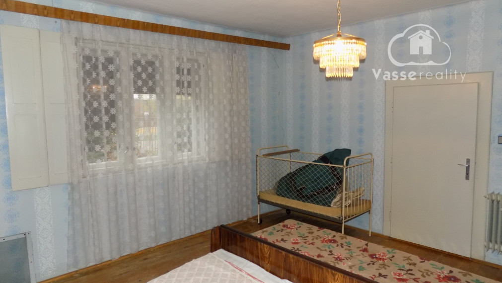 Na predaj chalupa v obci Kuraľany s garážou , pozemok  1536 m2  .