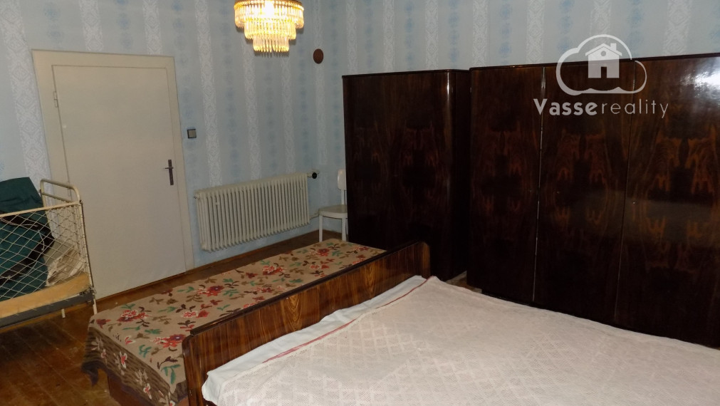 Na predaj chalupa v obci Kuraľany s garážou , pozemok  1536 m2  .