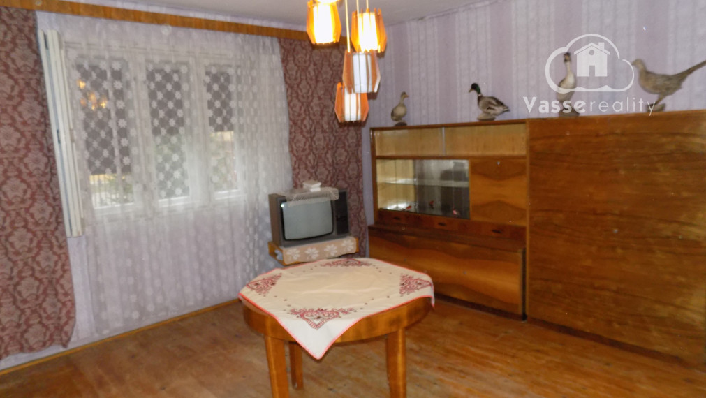 Na predaj chalupa v obci Kuraľany s garážou , pozemok  1536 m2  .