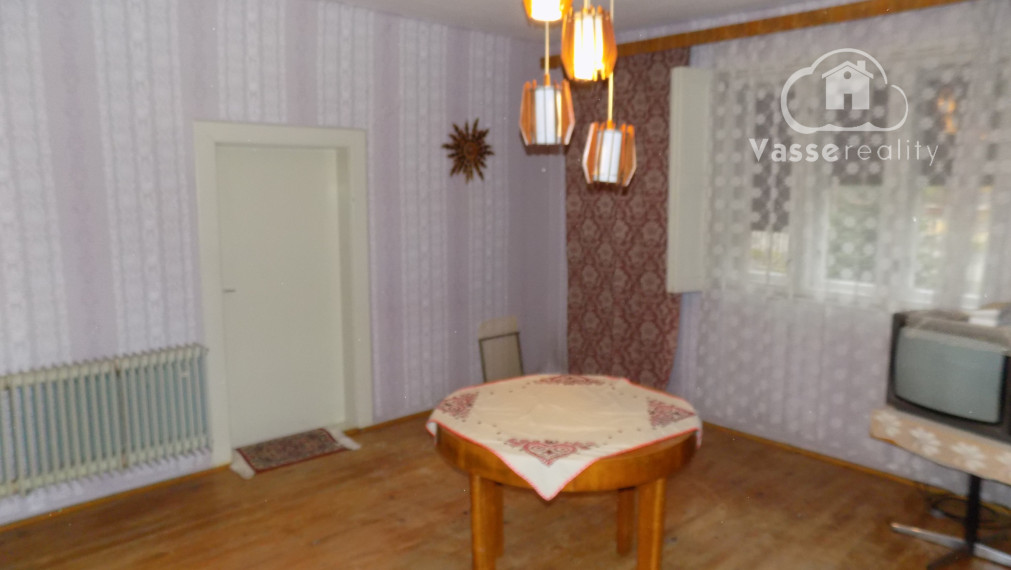 Na predaj chalupa v obci Kuraľany s garážou , pozemok  1536 m2  .