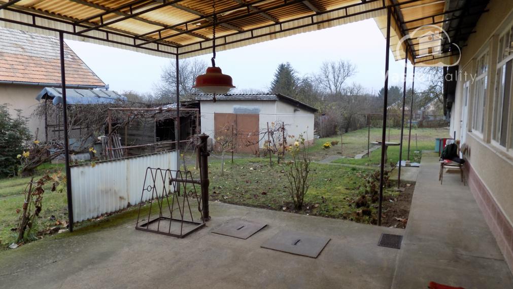 Na predaj chalupa v obci Kuraľany s garážou , pozemok  1536 m2  .