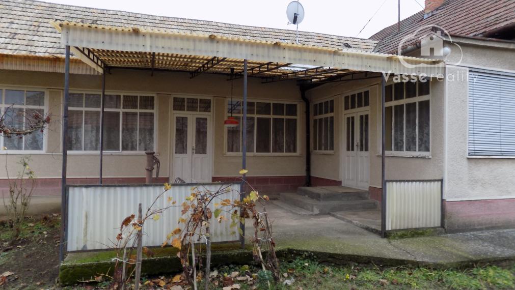 Na predaj chalupa v obci Kuraľany s garážou , pozemok  1536 m2  .