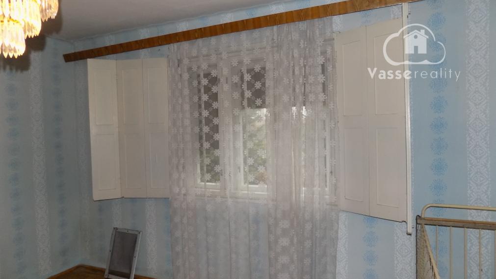 Na predaj chalupa v obci Kuraľany s garážou , pozemok  1536 m2  .