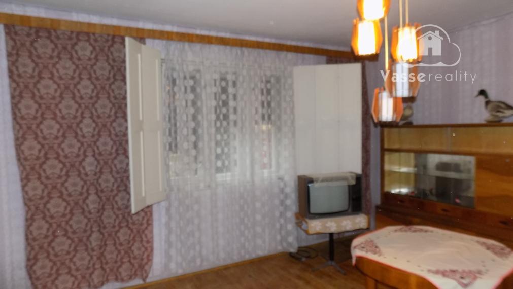 Na predaj chalupa v obci Kuraľany s garážou , pozemok  1536 m2  .