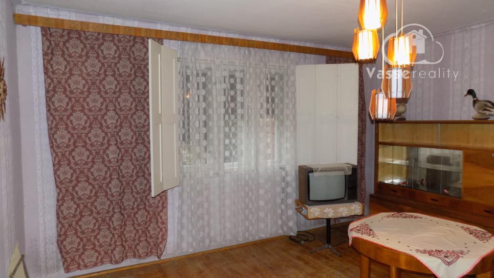 Na predaj chalupa v obci Kuraľany s garážou , pozemok  1536 m2  .