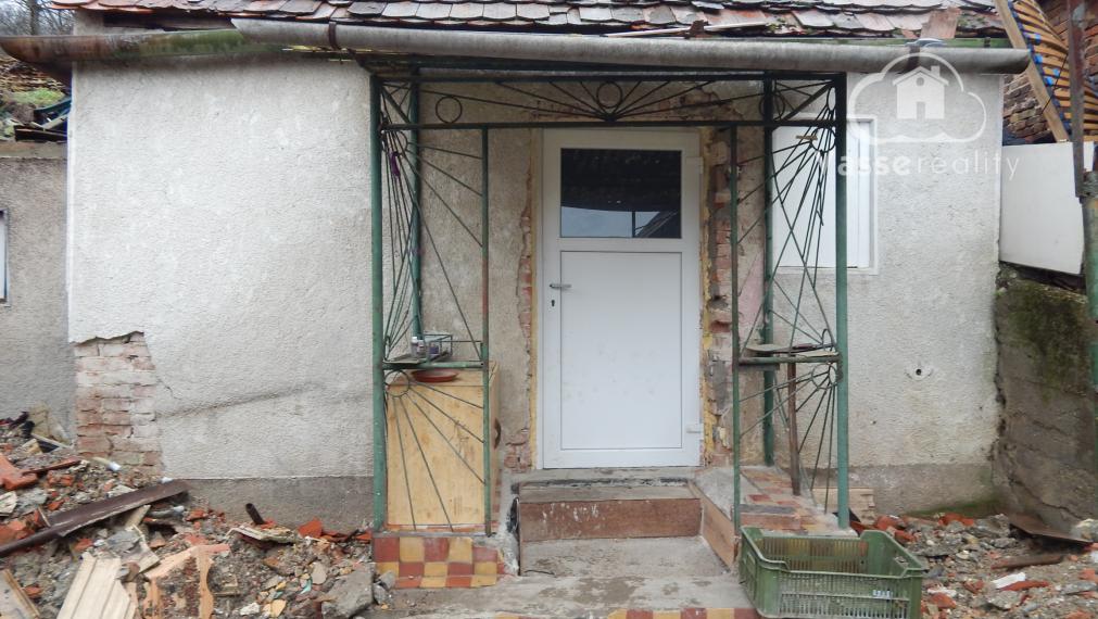 Na predaj 3 izbový rodinný dom v Dubníku pri Nových Zámkoch.