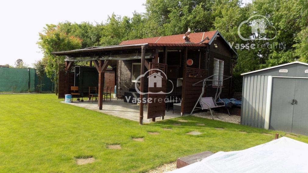 Na predaj chata s bazénom  v lokalite Ozón  pri Nových Zámkoch .