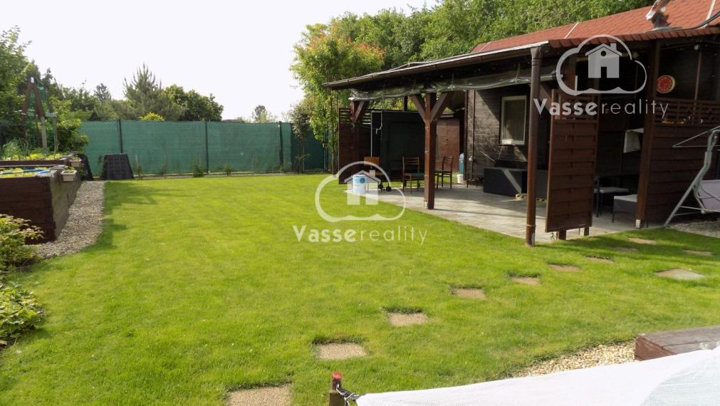 Na predaj chata s bazénom  v lokalite Ozón  pri Nových Zámkoch .