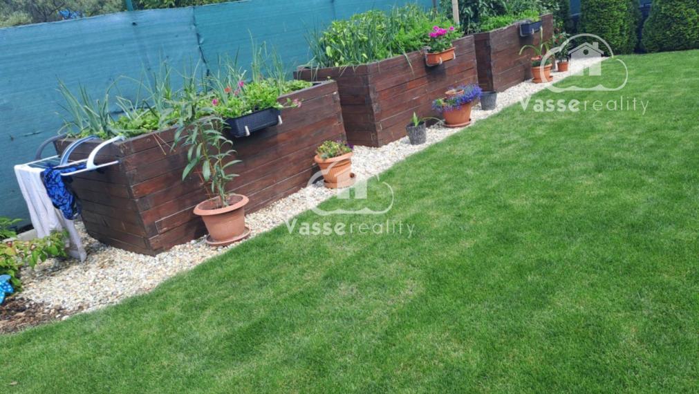 Na predaj chata s bazénom  v lokalite Ozón  pri Nových Zámkoch .