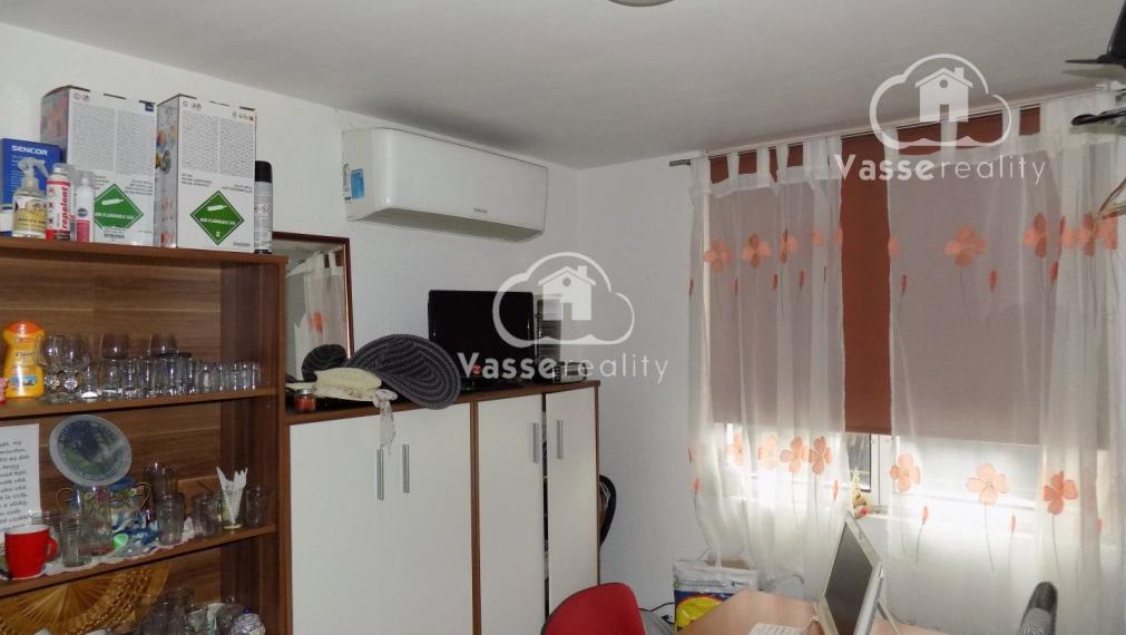 Na predaj chata s bazénom  v lokalite Ozón  pri Nových Zámkoch .