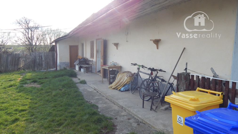 Na predaj dlhý 2 izbový vidiecky dom v Kolte, 20 km od Nových Zámkov.