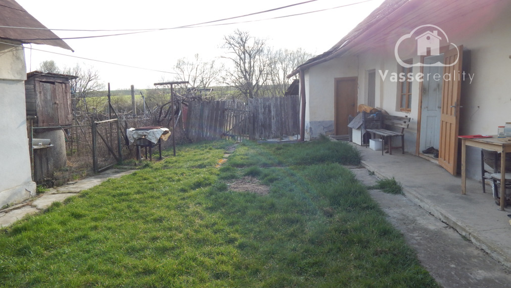 Na predaj dlhý 2 izbový vidiecky dom v Kolte, 20 km od Nových Zámkov.