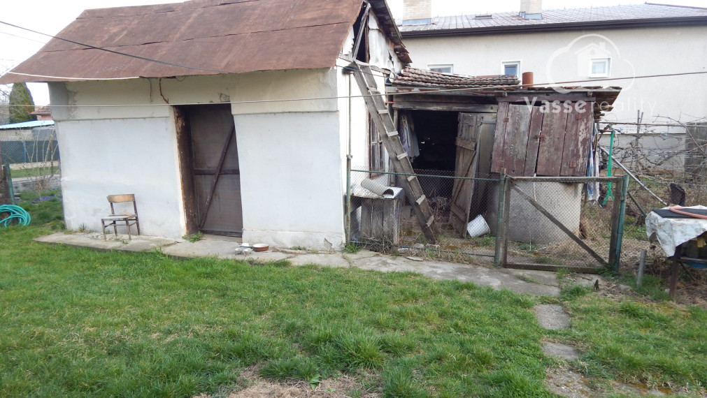 Na predaj dlhý 2 izbový vidiecky dom v Kolte, 20 km od Nových Zámkov.