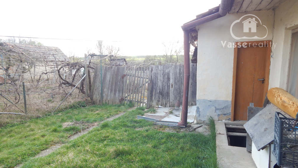 Na predaj dlhý 2 izbový vidiecky dom v Kolte, 20 km od Nových Zámkov.