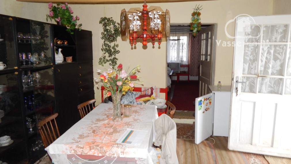 Na predaj dlhý 2 izbový vidiecky dom v Kolte, 20 km od Nových Zámkov.