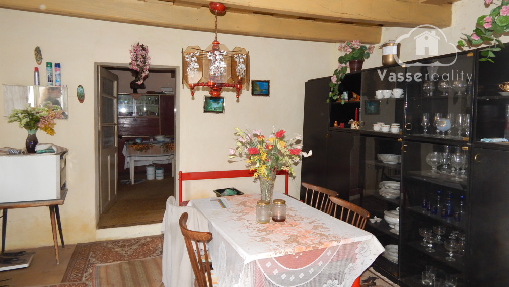 Na predaj dlhý 2 izbový vidiecky dom v Kolte, 20 km od Nových Zámkov.