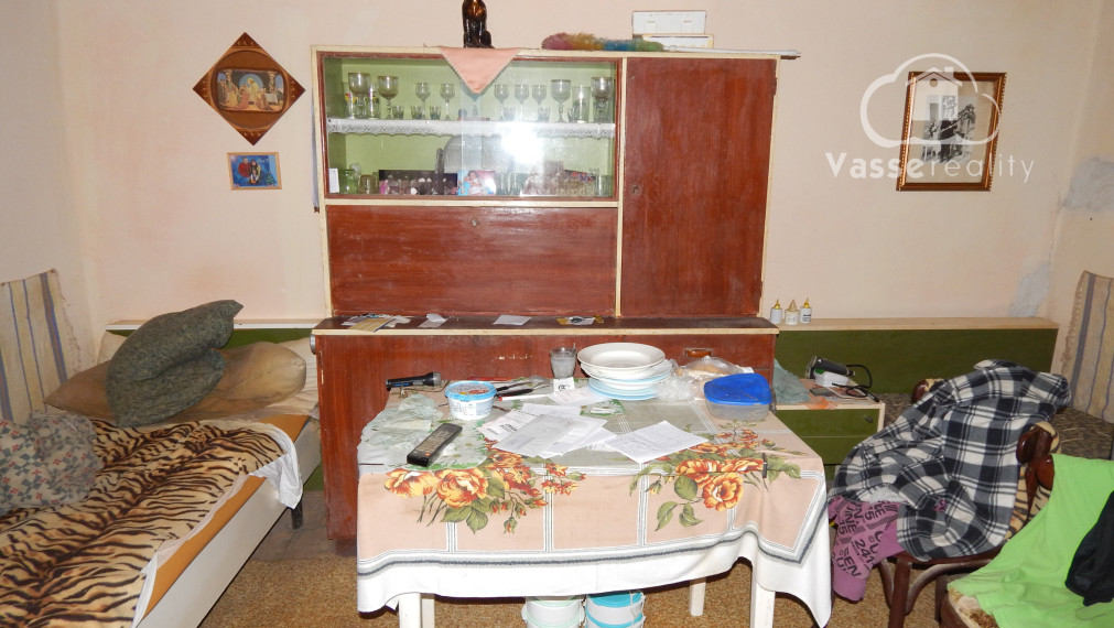 Na predaj dlhý 2 izbový vidiecky dom v Kolte, 20 km od Nových Zámkov.