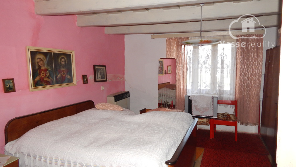 Na predaj dlhý 2 izbový vidiecky dom v Kolte, 20 km od Nových Zámkov.