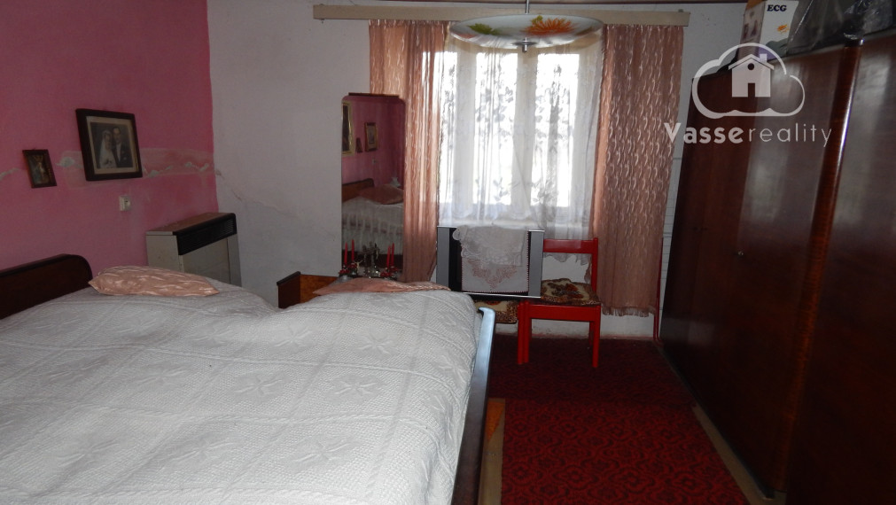 Na predaj dlhý 2 izbový vidiecky dom v Kolte, 20 km od Nových Zámkov.