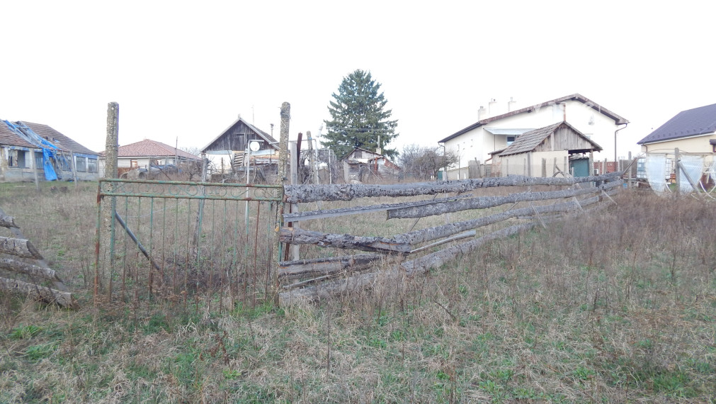 Na predaj dlhý 2 izbový vidiecky dom v Kolte, 20 km od Nových Zámkov.
