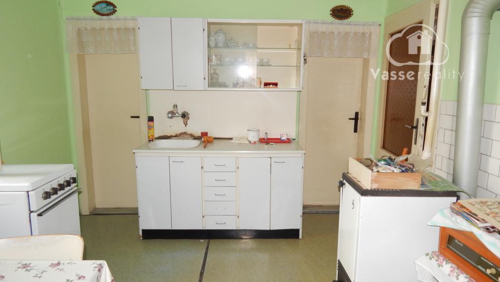 Na predaj 2 izbový  tehlový rodinný dom v Pribete, 18 km od Nových Zámkov.