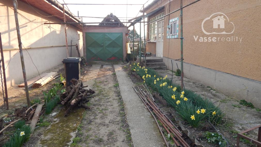 Na predaj 2 izbový  tehlový rodinný dom v Pribete, 18 km od Nových Zámkov.