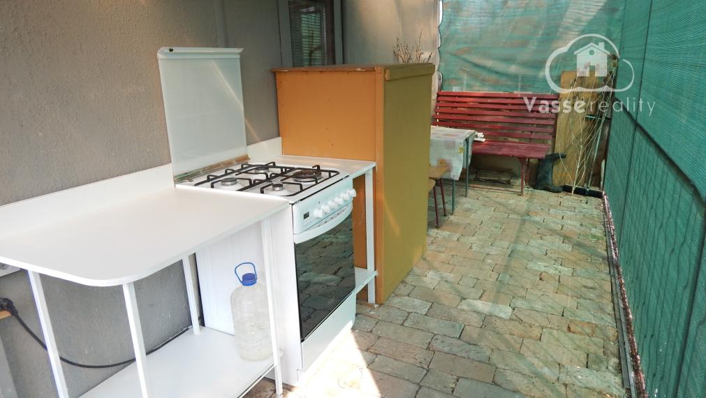 Vaša súkromná oáza pokoja: Zariadená chata s prístupom k rieke pri Martovciach .