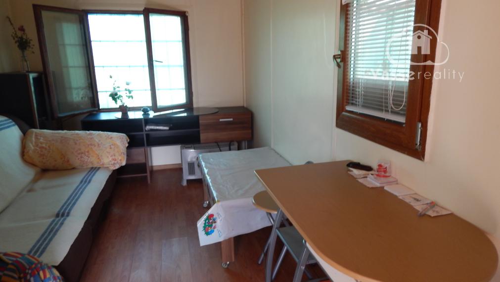 Vaša súkromná oáza pokoja: Zariadená chata s prístupom k rieke pri Martovciach .